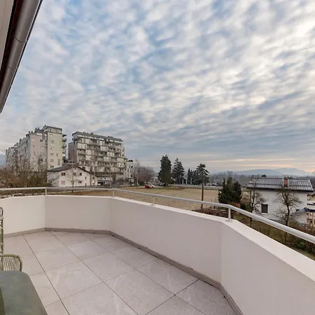 Apartment Hisa Hortenzija - And